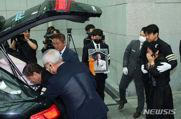 [서울=뉴시스] 김혜진 기자 = 고(故) 가수 현철(본명 강상수)의 발인이 18일 오전 서울 송파구 아산병원 장례식장에서 엄수되고 있다. 현철은 오랜 투병 생활 끝에 15일 세상을 떠났다. 2024.07.18. jini@newsis.com