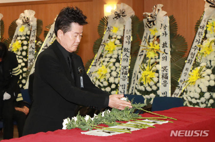 [서울=뉴시스] 김혜진 기자 = 가수 태진아가 18일 오전 서울 송파구 아산병원 장례식장에서 엄수된 고(故) 가수 현철(본명 강상수)의 영결식에서 헌화하고 있다. 현철은 오랜 투병 생활 끝에 15일 세상을 떠났다. (공동취재) 2024.07.18. jini@newsis.com