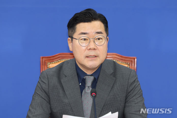 [서울=뉴시스] 권창회 기자 = 박찬대 더불어민주당 당대표 권한대행 겸 원내대표가 18일 오전 서울 여의도 국회에서 열린 정책조정회의에서 발언하고 있다. 2024.07.18. kch0523@newsis.com