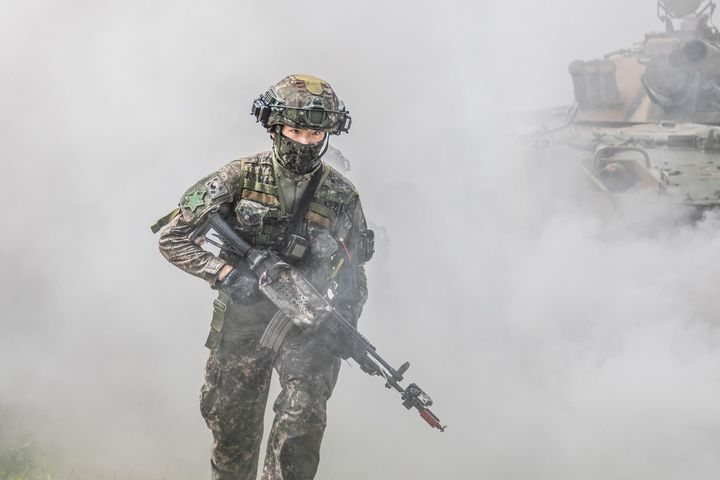 [서울=뉴시스] 육군 제6보병사단 초산여단이 지난 9일부터 19일까지 강원도 인제 육군과학화전투훈련단에서 한·미·UAE 3국이 최초로 함께하는 연합 KCTC 훈련을 실시했다. 여단 연합전투단 장병들이 도시지역 내 주요 거점을 확보하고 있다. (사진=육군 제공) 2024.07.18. photo@newsis.com *재판매 및 DB 금지