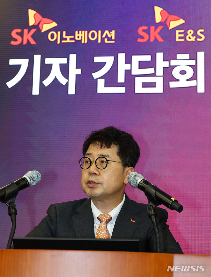 [서울=뉴시스] 황준선 기자 = 박상규 SK이노베이션 사장 18일 오전 서울 종로구 SK서린빌딩에서 열린 SK이노베이션-SK E&S 합병 관련 기자간담회에서 합병 배경 등을 설명하고 있다. 2024.07.18. hwang@newsis.com