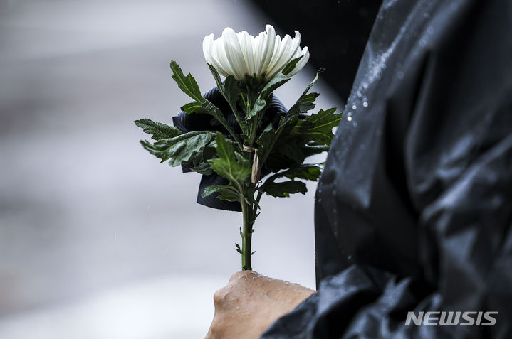 [서울=뉴시스] 정병혁 기자 = 서이초 순직교사 1주기인 18일 서울 서초구 서울서이초등학교 앞에서 전국교직원노동조합 조합원 및 시민들이 국화꽃을 들고 국회 앞까지 추모행진을 하고 있다. 2024.07.18. jhope@newsis.com