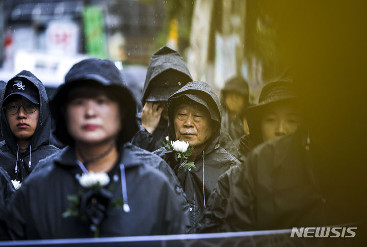 [서울=뉴시스] 정병혁 기자 = 서이초 순직교사 1주기인 18일 서울 서초구 서울서이초등학교 앞에서 전국교직원노동조합 조합원 및 시민들이 국화꽃을 들고 국회 앞까지 추모행진을 하고 있다. 2024.07.18. jhope@newsis.com