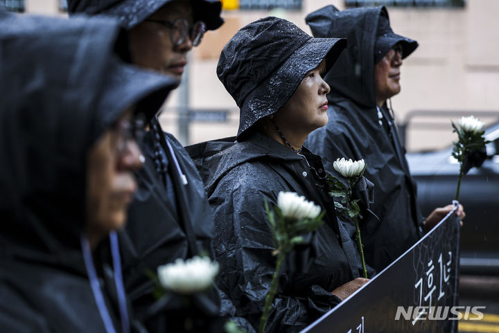 [서울=뉴시스] 정병혁 기자 = 서이초 순직교사 1주기인 18일 서울 서초구 서울서이초등학교 앞에서 전국교직원노동조합 조합원 및 시민들이 국화꽃을 들고 국회 앞까지 추모행진을 하고 있다. 2024.07.18. jhope@newsis.com