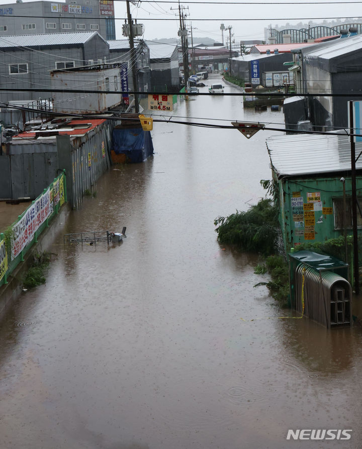 [인천=뉴시스] 전진환 기자 = 수도권 일대에 이틀째 폭우가 쏟아지는 가운데 18일 오전 인천 서구 사월마을 공장지대 일부가 물에 잠겨 있다.  2024.07.18. amin2@newsis.com