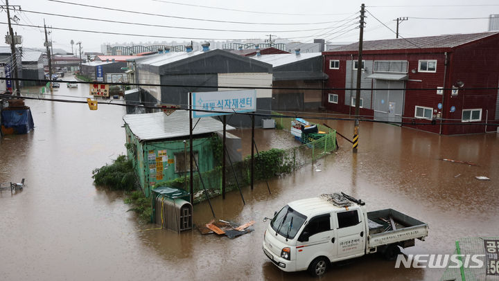 [인천=뉴시스] 전진환 기자 = 수도권 일대에 이틀째 폭우가 쏟아지는 가운데 18일 오전 인천 서구 사월마을 공장지대 일부가 물에 잠겨 있다.  2024.07.18. amin2@newsis.com