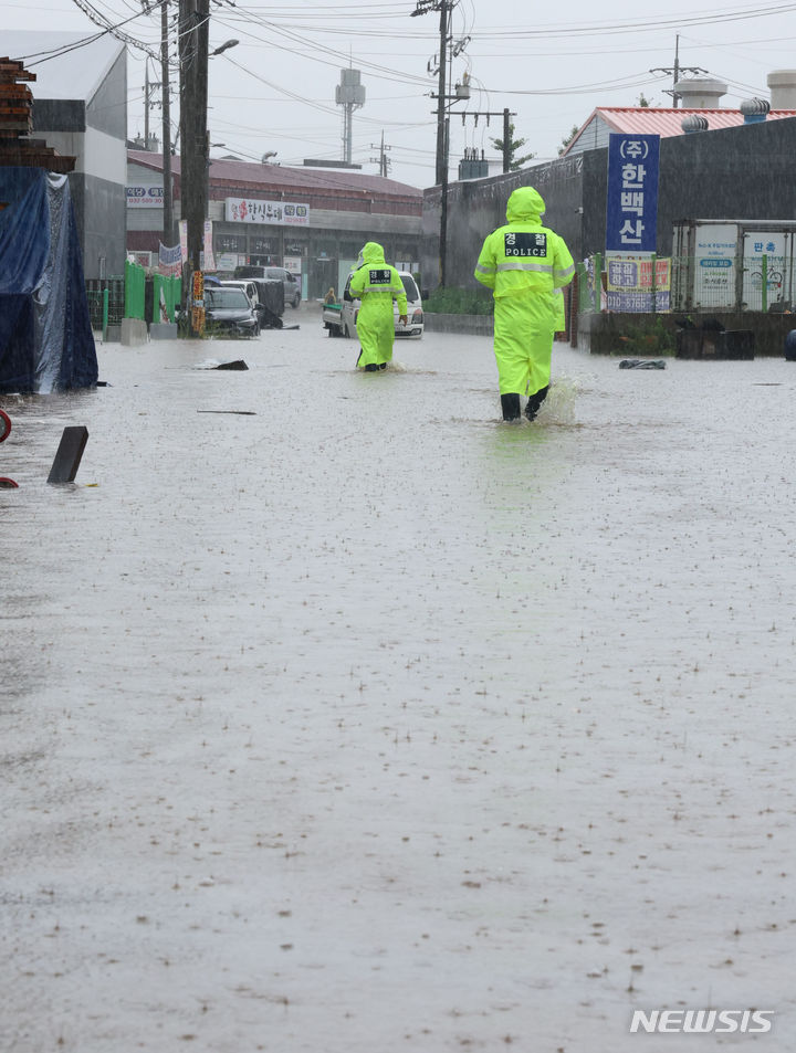 [인천=뉴시스] 전진환 기자 = 수도권 일대에 이틀째 폭우가 쏟아지는 가운데 18일 오전 인천 서구 사월마을 공장지대 일부가 물에 잠겨 있다.  2024.07.18. amin2@newsis.com