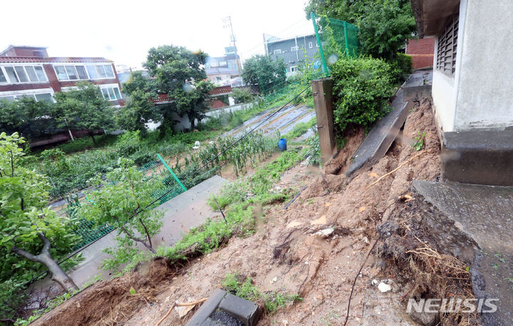 [인천=뉴시스] 전진환 기자 = 수도권 일대에 이틀째 폭우가 쏟아지는 가운데 18일 오후 인천 강화군 갑곳리의 한 아파트 옹벽이 무너져 있다.  2024.07.18. amin2@newsis.com