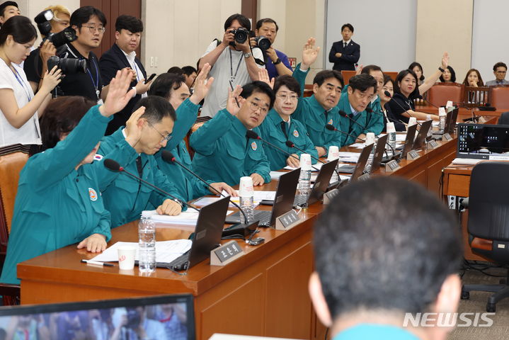 [서울=뉴시스] 고승민 기자 = 국민의힘 조은희 등 국회 행안위원들이 18일 서울 여의도 국회에서 2024년 민생위기 극복을 위한 특별조치법안 등을 안건으로 열린 행정안전위원회 전체회의에서  의사진행 발언을 하기 위해 손을 들고 있다. 2024.07.18. kkssmm99@newsis.com