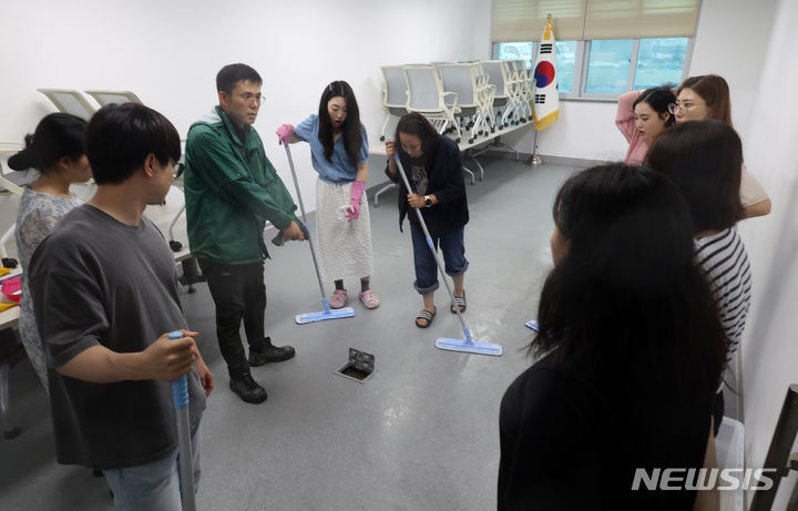 [당진=뉴시스] 김금보 기자 = 집중호우가 내린 18일 침수 피해를 입은 충남 당진시 탑동초등학교에서 교사들이 복구작업을 하고 있다. 2024.07.18. kgb@newsis.com