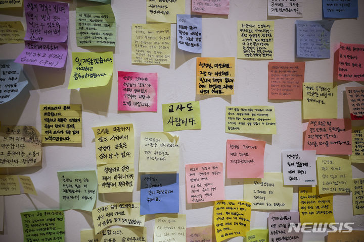 [서울=뉴시스] 정병혁 기자 = 전국초등교사노동조합 주최로 18일 서울 서초구 서울교육대학교 사향융합체육관에서 열린 서이초 순직교사 1주기 '선생님의 발자취를 따라 : 추모의 시간' 전시회를 찾은 시민이 전시를 살펴보고 있다. 2024.07.18. jhope@newsis.com