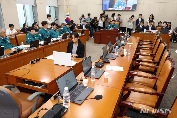 [서울=뉴시스] 고승민 기자 = 신정훈 국회 행정안전위원장이 18일 서울 여의도 국회에서 2024년 민생위기 극복을 위한 특별조치법안 등을 안건으로 열린 행정안전위원회 전체회의에서  2024.07.18. kkssmm99@newsis.com