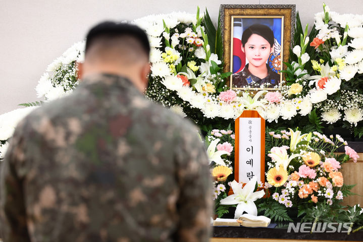 [성남=뉴시스] 전신 기자 = 지난 2024년 7월18일 경기도 성남 국군수도병원 장례식장에 마련된 고 이예람 중사 빈소에서 공군 부사관들이 조문하고 있다. 2024.07.18. photo1006@newsis.com
