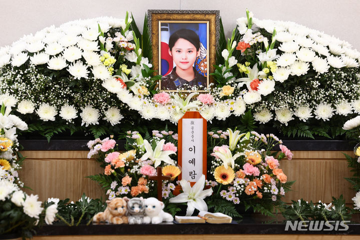 [성남=뉴시스] 전신 기자 = 고(故) 이예람 중사의 강제추행 피해 사건 이후 2차 가해 차단 조치를 하지 않은 채 가해자와 피해자 분리가 이뤄진 것처럼 거짓 보고한 혐의 등으로 기소된 직속상관의 무죄가 확정됐다. 이 중사 직속상관과 전익수 전 공군본부 법무실장의 무죄 확정에 대해 특검은 "유감스럽다"는 입장을 밝혔다. 사진은 지난해 7월 18일 경기도 성남 국군수도병원 장례식장에 고 이예람 중사 빈소가 마련된 모습 . 2024.07.18. photo1006@newsis.com