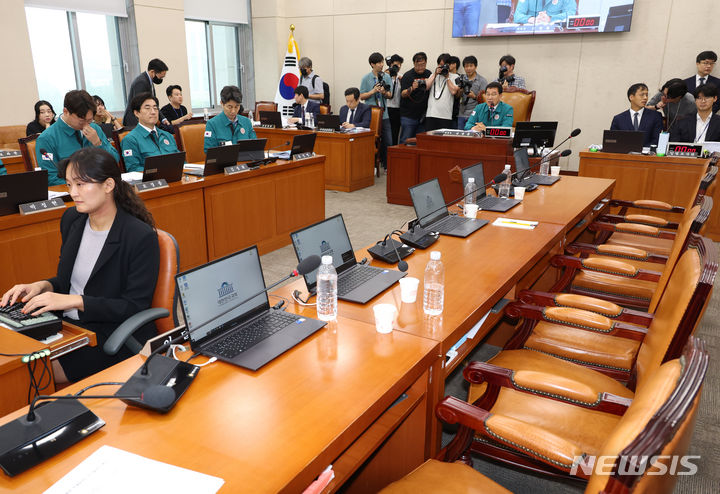 [서울=뉴시스] 고승민 기자 = 신정훈 국회 행정안전위원장이 18일 서울 여의도 국회에서 2024년 민생위기 극복을 위한 특별조치법안 등을 안건으로 열린 행정안전위원회 전체회의를 주재하고 있다.  안건 상정에 반대하며 야당과 설전을 벌이던 국민의힘 의원들은 퇴장했다. 2024.07.18. kkssmm99@newsis.com