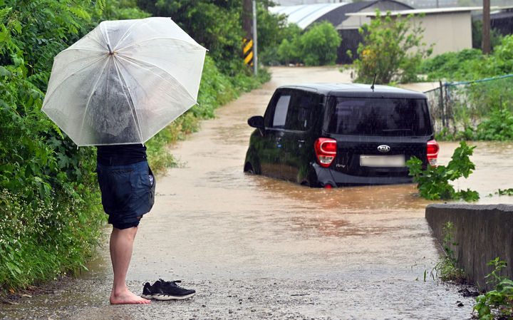 [화성=뉴시스] 김종택 기자 = 수도권 등 중부지방에 내린 집중호우로 피해가 잇따르고 있는 지난해 7월 18일 경기도 화성시 황계동 한 도로에 차량이 침수돼 있다. (사진=중부일보 제공) 2024.07.18. photo@newsis.com *재판매 및 DB 금지
