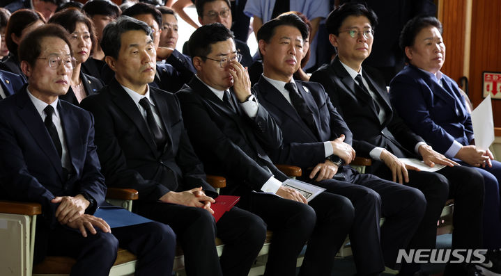 [서울=뉴시스] 이영환 기자 = 조희연(왼쪽부터) 서울시교육감, 이주호 사회부총리 겸 교육부 장관, 박찬대 더불어민주당 대표 권한대행 겸 원내대표, 김영호 국회 교육위원장, 조정훈&nbsp; 18일 오후 서울 종로구 서울시교육청에서 열린 서울시교육청-6개교원단체(교사노동조합연맹, 새로운학교네트워크, 실천교육교사모임, 전국교직원노동조합, 좋은교사운동, 한국교원단체총연합회)-교사유가족협의회 서이초 사건 1주기 공동추모식에서 교사유가족협의회 영상을 보며 굳은 표정을 짓고 있다. 2024.07.18. 20hwan@newsis.com