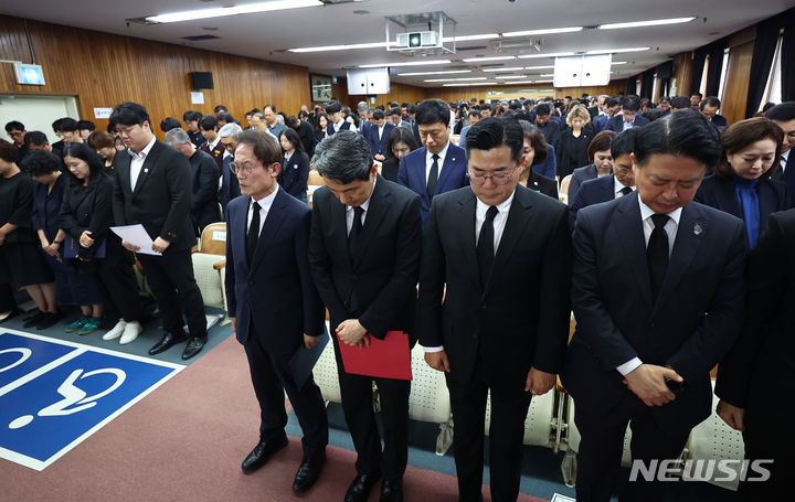 [서울=뉴시스] 이영환 기자 = 18일 오후 서울시교육청에서 열린 서이초 교사 순직 1주기 공동 추모식에서 조희연 서울시교육감, 이주호 사회부총리 겸 교육부 장관, 박찬대 더불어민주당 대표 권한대행 겸 원내대표, 김영호 국회 교육위원장을 비롯한 참석자들이 묵념을 하고 있다. (공동취재) 2024.07.18. photo@newsis.com