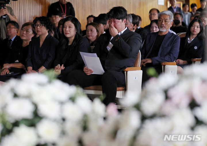 [서울=뉴시스] 이영환 기자 = 18일 오후 서울시교육청에서 열린 서이초 교사 순직 1주기 공동 추모식에서 순직 교사의 사촌오빠인 박두용 교사유가족협의회대표가 추모 영상을 보던 중 눈물을 흘리고 있다. (공동취재) 2024.07.18. photo@newsis.com