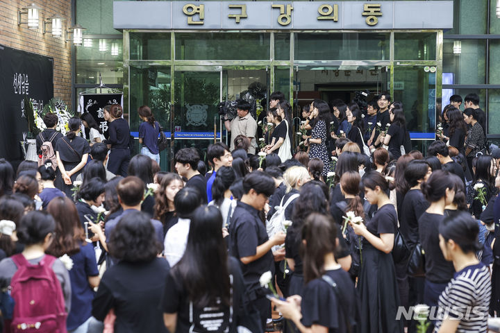 [서울=뉴시스] 정병혁 기자 = 서이초 순직교사 1주기인 18일 서울 서초구 서울교육대학교에서 열린 교사유가족협의회, 초등교사노동조합 2024 순직교사 추모행사를 찾은 교사 및 시민들이 헌화를 하기 위해 줄 서 있다. 2024.07.18. jhope@newsis.com