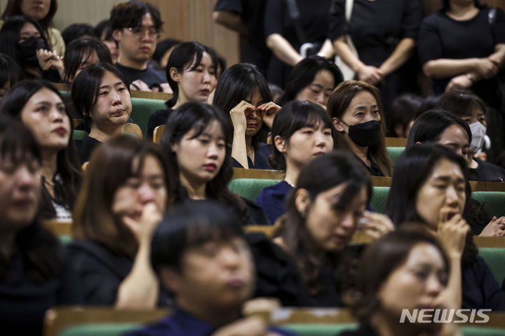 [서울=뉴시스] 정병혁 기자 = 서이초 순직교사 1주기인 2024년 7월 18일 서울 서초구 서울교육대학교에서 열린 교사유가족협의회, 초등교사노동조합 2024 순직교사 추모행사에서 참석자들이 추모 영상을 보며 눈물을 닦고 있다. 2024.07.18. jhope@newsis.com