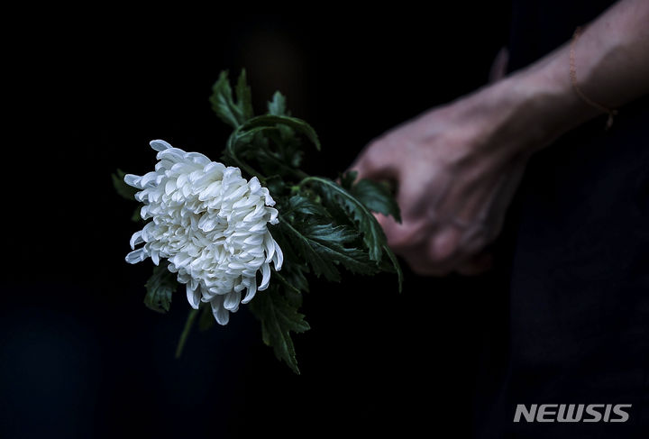 [서울=뉴시스] 정병혁 기자 = 서이초 순직교사 1주기인 지난 7월18일 서울 서초구 서울교육대학교에서 열린 교사유가족협의회, 초등교사노동조합 2024 순직교사 추모행사를 찾은 교사 및 시민들이 헌화를 하기 위해 줄 서 있다.  2024.10.03. jhope@newsis.com