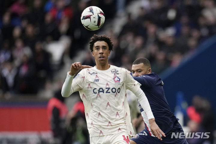 [파리=AP/뉴시스] 잉글랜드 프로축구 프리미어리그(EPL) 맨체스터 유나이티드가 18일(현지시각) 프랑스 수비수 레니 요로 영입을 발표했다. 사진은 지난해 2월19일 프랑스 파리의 파리 생제르맹 경기장에서 열린 PSG와의 경기에 나선 레니 요로. 2024.07.18