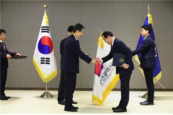 [부산=뉴시스] 18일 정부세종청사에서 열린 제4회 적극행정 유공 정부포상 시상식에서 이준승 부산시 행정부시장(오른쪽)이 한덕수 총리로부터 대통령 표창을 받고 있다.(사진=부산시 제공) 2024.07.19. photo@newsis.com *재판매 및 DB 금지