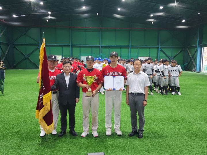 우승 기념촬영. 좌로부터 전대영 감독, 김대성 총장, 정현도 주장 , 심재준 선수 *재판매 및 DB 금지