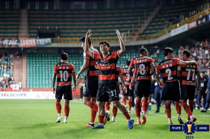 [서울=뉴시스] 프로축구 K리그1 포항 스틸러스의 정재희(가운데). (사진=대한축구협회 제공) *재판매 및 DB 금지