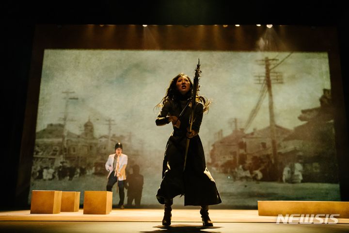 [서울=뉴시스] 음악극 '통속소설이 머 어때서?!'. (사진=서울연극협회 제공) photo@newsis.com *재판매 및 DB 금지