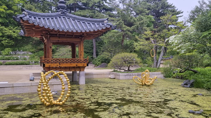 장-미셸 오토니엘 ‘황금 연꽃’, ‘황금 장미', ‘황금 목걸이’ 설치전경. 사진=삼성문화재단제공] *재판매 및 DB 금지