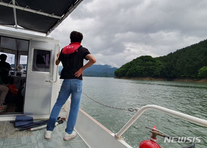 [진안=뉴시스]윤난슬 기자 = 전북 진안군은 용담호 낚시 금지구역 내 불법 낚시 행위 근절을 위해 집중 단속을 벌이고 있다고 21일 밝혔다.(사진=진안군 제공)