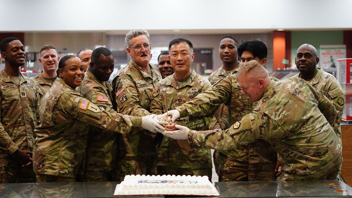 [대구=뉴시스] 주한미군 제19지원사령부 창립 60주년 기념식에서 사령관 박진준장(가운데)과 장병들이 축하 케이크를 자르고 있다. (사진=주한미군 제19지원사령부 제공) 2024.07.19. photo@newsis.com *재판매 및 DB 금지