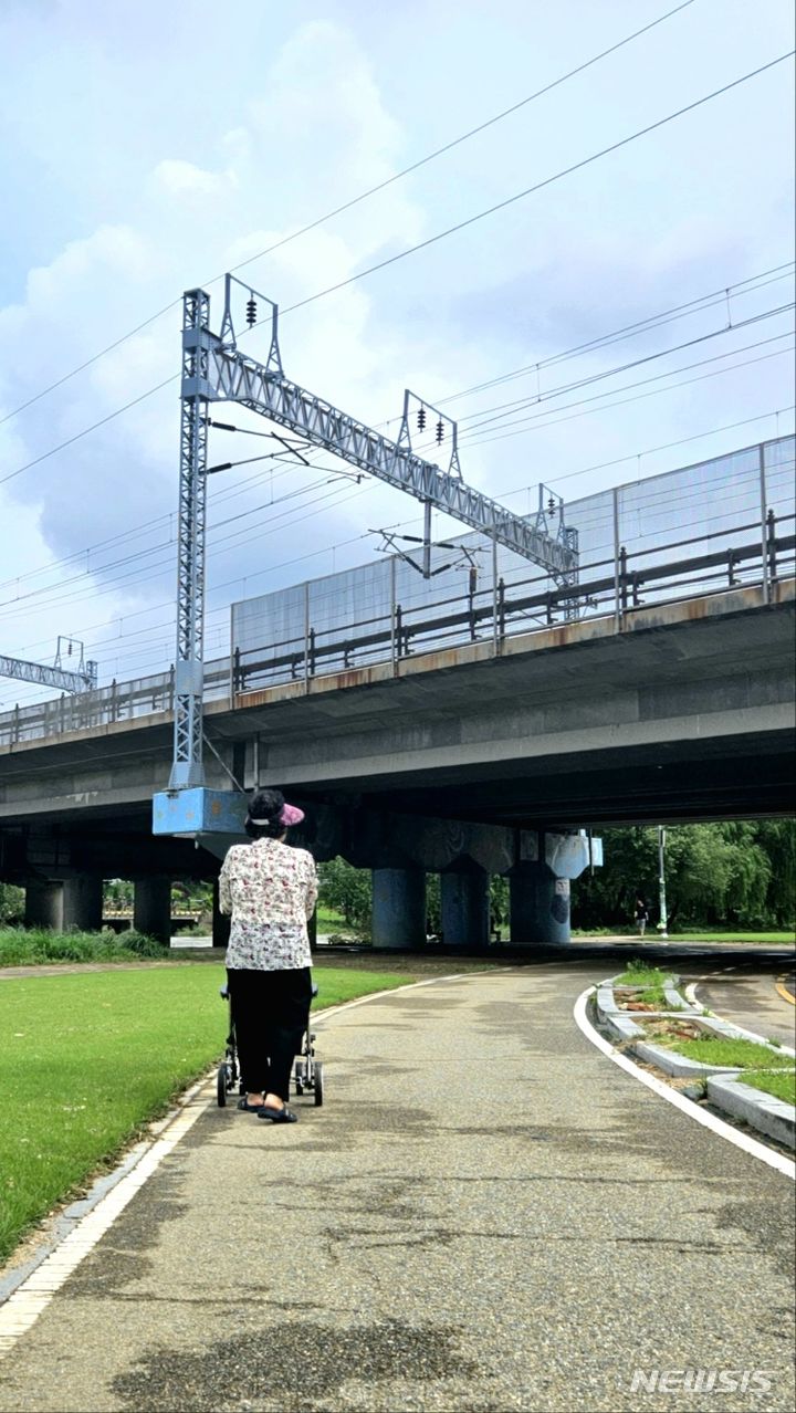 [오산=뉴시스] 차량통행이 금지됐던 오산철교 인근 오산천변