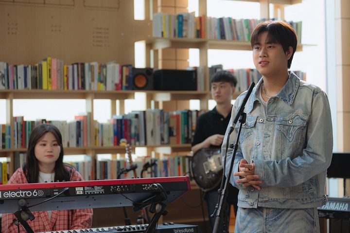 지난 12일 U+모바일tv를 통해 공개된 LG유플러스의 '타이니 데스크 코리아 2024' 이무진 편. (사진=LG유플럿 제공) *재판매 및 DB 금지
