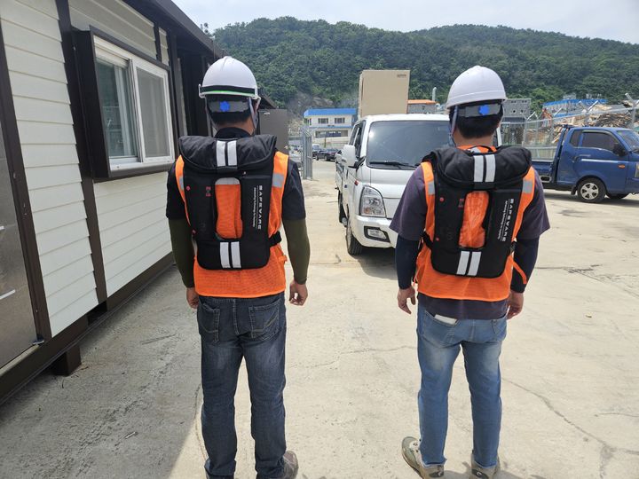 [부산=뉴시스] 부산항만공사(BPA)는 소규모 건설현장의 근로자 안전을 강화하기 위해 감천항 서방파제 CCTV 복구공사 현장에 스마트 안전용품을 무상으로 지원했다고 19일 밝혔다. (사진=부산항만공사 제공)&nbsp; *재판매 및 DB 금지