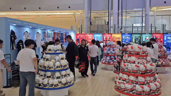 [서울=뉴시스] 이현주 기자=세븐일레븐은 19일부터 다음 달 11일까지 잠실 롯데월드타워 일대에서 K리그, 산리오 캐릭터와 협업해 FC 세븐일레븐 팝업스토어를 진행한다. 2024.07.19. juicy@newsis.com&nbsp;&nbsp; *재판매 및 DB 금지 *재판매 및 DB 금지