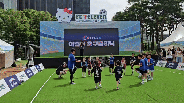 [서울=뉴시스] 이현주 기자=특히 이날 오전에는 박주호 전 국가대표가 방문해 어린이 축구 클리닉을 진행하기도 했다. 2024.07.19. juicy@newsis.com *재판매 및 DB 금지 *재판매 및 DB 금지