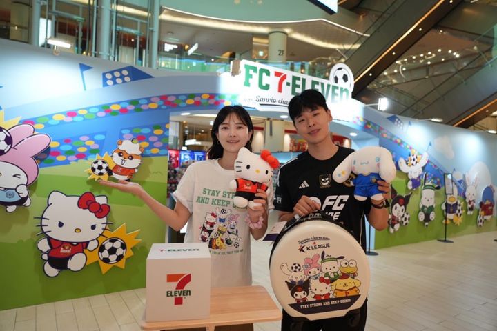 [서울=뉴시스] 팝업스토어는 한 달간 잠실 롯데월드타워 실내외 공간에서 복합적으로 진행하며 ▲실내팝업존 ▲월드파크 홈구장 ▲포토부스 등으로 구성됐다. (사진=코리아세븐 제공)&nbsp; *재판매 및 DB 금지