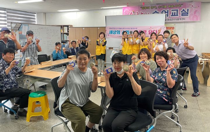 [창녕=뉴시스] 세상의 소리를 손으로 담다 공모선정 사업 프로그램을 진행하고 있다. (사진=창녕군 제공) 2024.07.20. photo@newsis.com *재판매 및 DB 금지