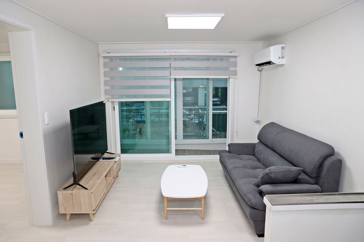 [고흥 =뉴시스] 폐건물을 리모델링한 '고흥 스테이' 내부. (사진=고흥군 제공) 2024.07.19. photo@newsis.com *재판매 및 DB 금지