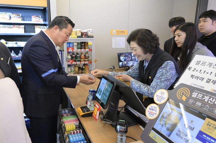 [순창=뉴시스] 최영일 순창군수(왼쪽)가 순창시니어클럽의 노인일자리 사업 현장을 방문해 일자리 환경을 살피고 있다. (사진=순창군 제공) 2024.07.20. photo@newsis.com *재판매 및 DB 금지