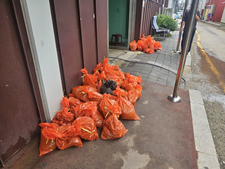 [당진=뉴시스] 김덕진 기자=19일 당진전통시장 내 길가에 침수 피해를 막기 위한 모래 더미가 쌓여있다. 2024.07.19. spark@newsis.com *재판매 및 DB 금지