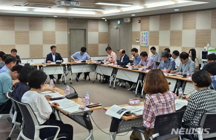 [창원=뉴시스]19일 경남도청 중앙회의실에서 '경남 산업 디지털전환 전략회의'가 열리고 있다.(사진=경남도 제공) 2024.07.19. photo@newsis.com