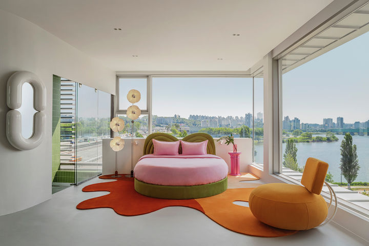 [서울=뉴시스]스카이 스위트 침실. 2024.07.21. (사진=서울시·에어비앤비 제공) *재판매 및 DB 금지