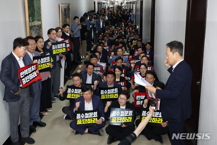 [서울=뉴시스] 고승민 기자 = 19일 서울 여의도 국회 법제사법위원회 회의실 앞에서 열린 위헌ㆍ위법 탄핵청원 청문회 법사위 규탄농성에서 국민의힘 의원들이 구호를 외치고 있다.이날 법사위에서는 윤석열 대통령 탄핵소추안 즉각 발의 요청에 관한 청원 관련 청문회가 개최된다.  2024.07.19. kkssmm99@newsis.com