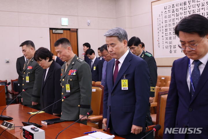 [서울=뉴시스] 조성우 기자 = 이종섭(오른쪽 두 번째부터) 전 국방부 장관, 임성근 전 해병대 1사단장, 유재은 국방부 법무관리관, 박정훈 전 해병대 수사단장이 19일 서울 여의도 국회에서 열린 제3차 법제사법위원회 윤석열 대통령 탄핵소추안 즉각 발의 요청에 관한 청원 관련 청문회에서 채상병 순직 1주기 추모 묵념을 하고 있다.  2024.07.19. xconfind@newsis.com