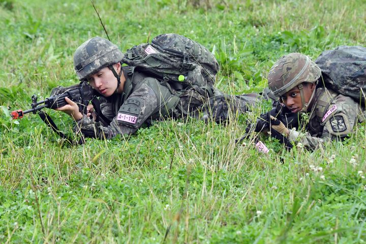 [서울=뉴시스] 육군은 지난 17일부터 19일까지 충북 괴산 육군학생군사학교에서 한미 ROTC 동반훈련을 실시한다. 한미 ROTC 후보생들이 분대공격 훈련 간 목표 확보를 위해 전술적 행동을 하고 있다. (사진=육군 제공) 2024.07.18. photo@newsis.com *재판매 및 DB 금지