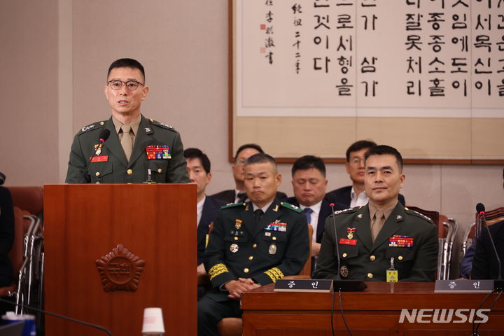 [서울=뉴시스] 고승민 기자 = 임성근 전 해병대 1사단장이 19일 서울 여의도 국회에서 열린 제3차 법제사법위원회 윤석열 대통령 탄핵소추안 즉각 발의 요청에 관한 청원 관련 청문회에서 증인선서 거부 이유를 소명하고 있다. 오른쪽은 박정훈 전 해병대 수사단장.  2024.07.19. kkssmm99@newsis.com